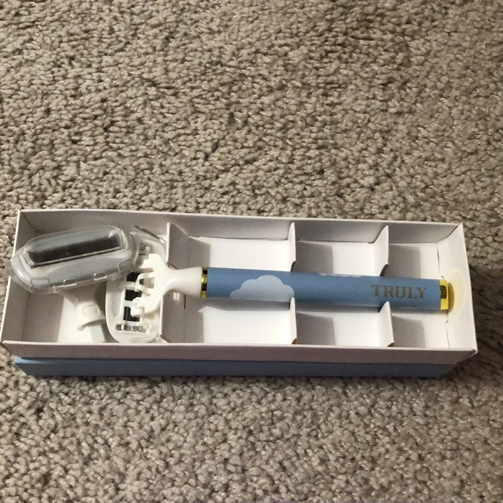 Truly Beauty Razors & Bag —#057 - Picture 8 of 15